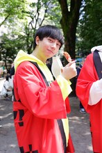 清掃活動を終え、恵比寿公園でフランクフルトを食べる長野凌大（原因は自分にある。）。