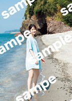 大園玲「櫻坂46 大園玲 1st写真集 半分光、半分影」パネル展より、HMV&BOOKS SHINSAIBASHI展示パネル。（撮影：Takeo Dec.）