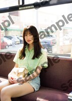 大園玲「櫻坂46 大園玲 1st写真集 半分光、半分影」パネル展より、星野書店近鉄パッセ店展示パネル。（撮影：Takeo Dec.）