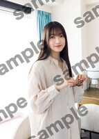 大園玲「櫻坂46 大園玲 1st写真集 半分光、半分影」パネル展より、紀伊國屋書店新宿本店展示パネル。（撮影：Takeo Dec.）