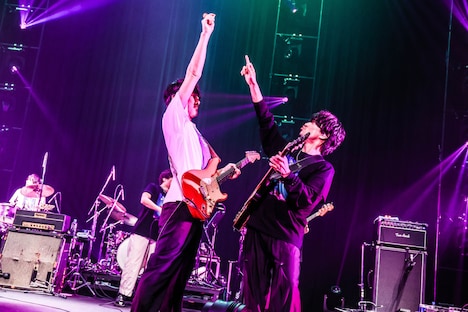 山内総一郎（左 / フジファブリック）と三原健司（右 / フレデリック）。（撮影：森好弘）