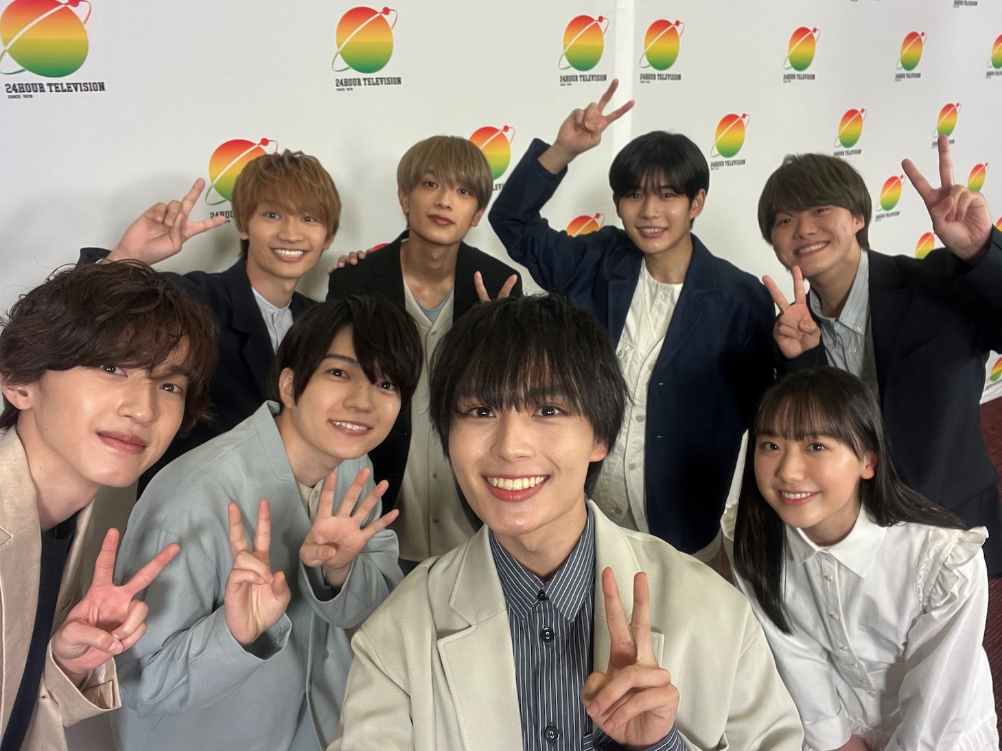 なにわ男子と芦田愛菜の自撮り写真。 (c)日本テレビ