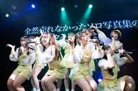 曲中に出題されるお題に戸惑いつつ歌うラフ×ラフ。