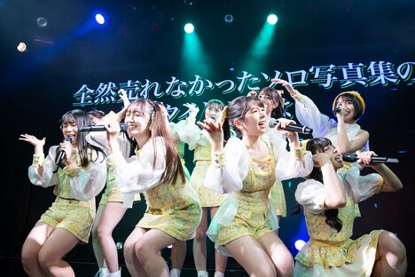 曲中に出題されるお題に戸惑いつつ歌うラフ×ラフ。