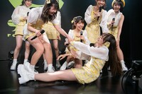 心が折れて自力で立ち上がれない日比野芽奈（右下）。