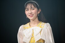 メンバーのエピソードトークを苦み走った表情で聞く永松波留。