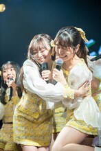 慰め合う日比野芽奈（左）と吉村萌南（右）。