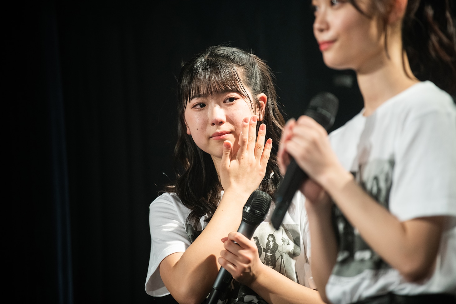 みんなのコメントにもらい泣きする佐々木楓菜。