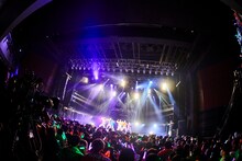 「THE SUPER FRUIT×世が世なら!!! 2ND 2MAN SHOW～僕らの23春 花開け！スパ世が成長物語～」の様子。