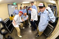 バックステージでのスチャダラパー、ロボ宙、ザ・コストパフォーマンス。（撮影：三浦憲治）