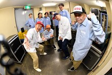 バックステージでのスチャダラパー、ロボ宙、ザ・コストパフォーマンス。（撮影：三浦憲治）