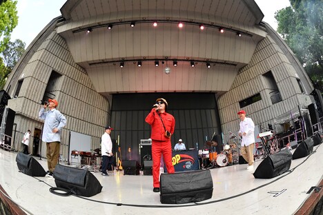 スチャダラパー「祝・日比谷野音100周年 スチャダラ2090」に参加した、かせきさいだぁ。（撮影：三浦憲治）