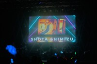 清水翔太のパフォーマンスの様子。