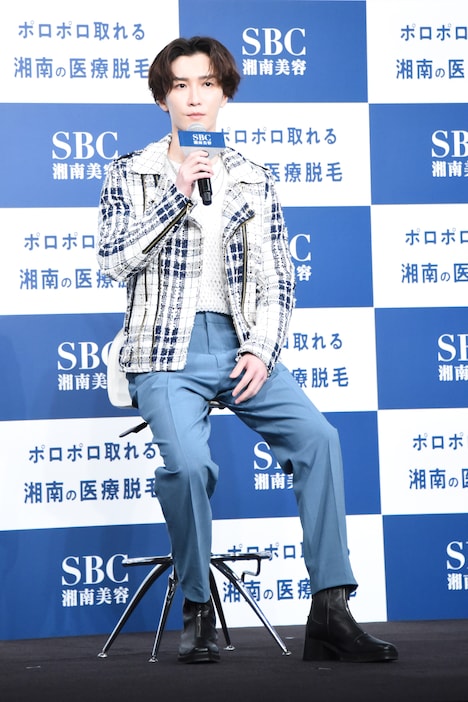 トーク中の渡辺翔太（Snow Man）。