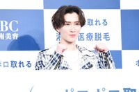 ガッツポーズをする渡辺翔太（Snow Man）。