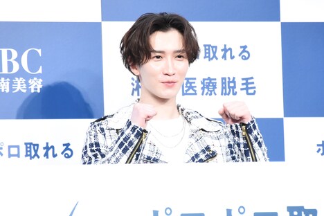 ガッツポーズをする渡辺翔太（Snow Man）。