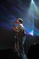 高瀬統也のパフォーマンスの様子。