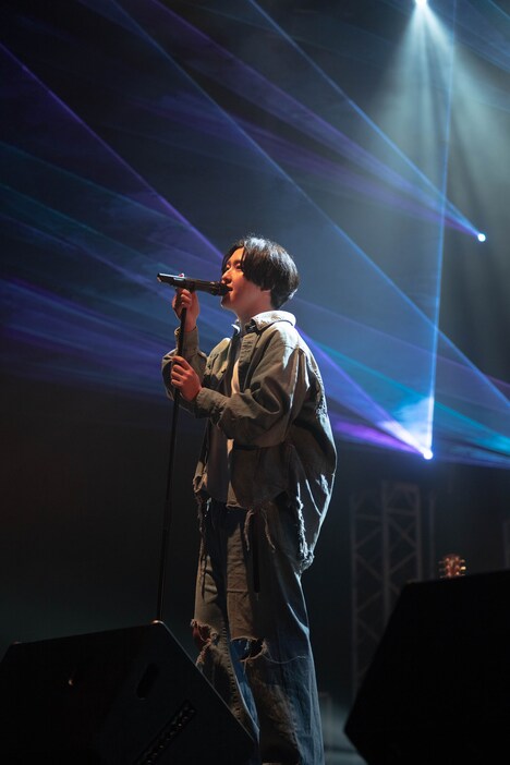 高瀬統也のパフォーマンスの様子。