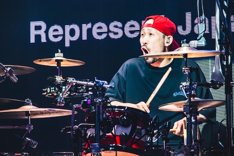 藤原“34才”広明（Dr）（撮影：青木カズロー）