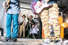 the band apartライブ中の舞台袖。（Photo by Daisuke Yoshida）