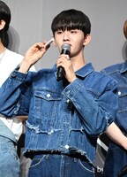 製品をチラ見しながらアイテムの説明をする田島将吾。