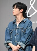 微笑む許豊凡。