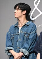 微笑む許豊凡。