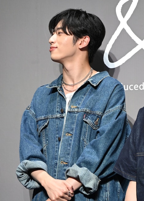 微笑む許豊凡。