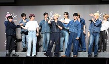 料理上手なメンバーを指さすINI。