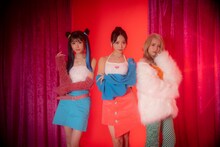 左から千葉恵里、 平田侑希、小栗有以。(c)OUTOF48