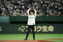 セレモニアルピッチを務める郷ひろみ。(c)SEIBU Lions
