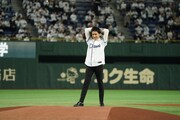セレモニアルピッチを務める郷ひろみ。(c)SEIBU Lions