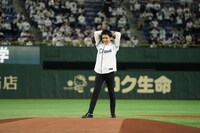 セレモニアルピッチを務める郷ひろみ。(c)SEIBU Lions
