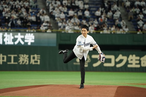 セレモニアルピッチを務める郷ひろみ。(c)SEIBU Lions