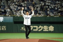 セレモニアルピッチを務める郷ひろみ。(c)SEIBU Lions