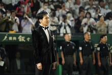国家独唱を務める郷ひろみ。(c)SEIBU Lions