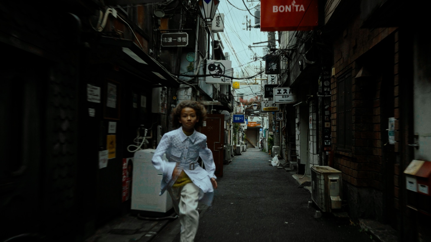 「TOKYO JUNK BOOGIE」ミュージックビデオより。