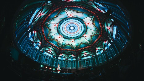 水曜日のカンパネラ「バッキンガム」歌唱の様子。