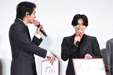 「しかもこれアドリブだぜ？」と言う北村匠海（DISH//）と「右っていいよね」の魅力を語る吉沢亮。