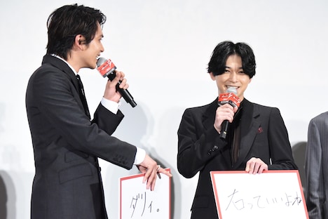 「しかもこれアドリブだぜ？」と言う北村匠海（DISH//）と「右っていいよね」の魅力を語る吉沢亮。