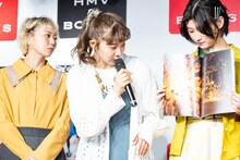 左から安本彩花、星名美怜、小林歌穂。