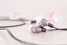 いぎなり東北産×e☆イヤホンのコラボイヤフォン。「兎-ぴょん-」モデル。