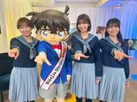 左から影山優佳、江戸川コナン、高本彩花、丹生明里。