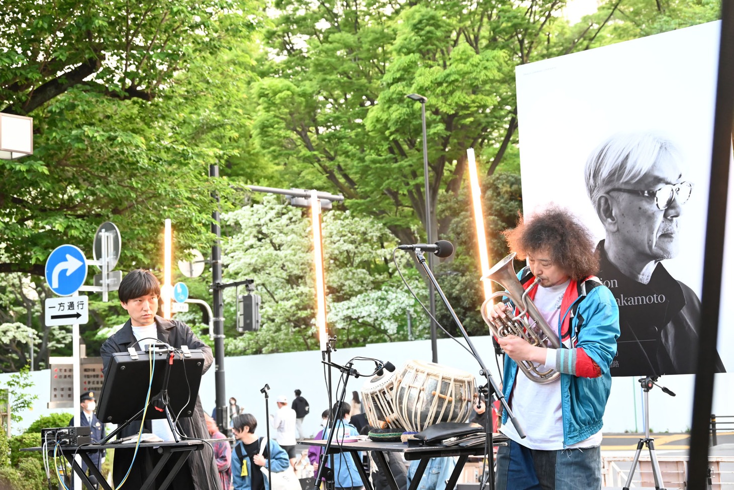 左から蓮沼執太、U-zhaan。