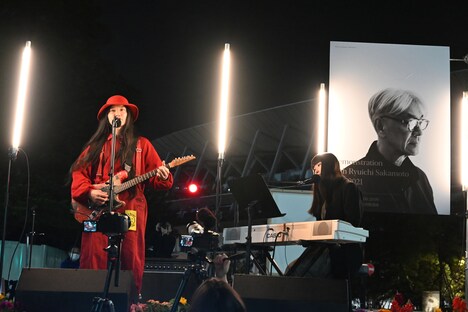 左からマヒトゥ・ザ・ピーポー、寺尾紗穂。