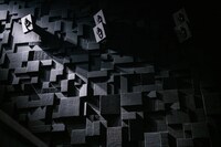 109シネマズプレミアム新宿のシアター内の吸音材とスピーカー。