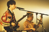 左から川谷絵音（Vo, G）、休日課長（B）。（撮影：横山マサト）