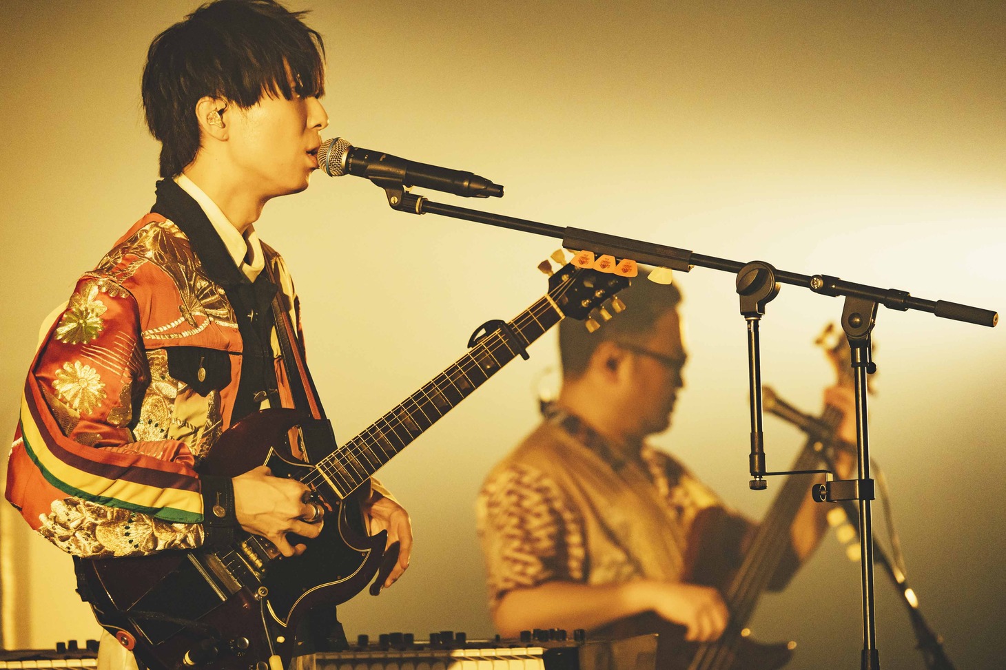 左から川谷絵音（Vo, G）、休日課長（B）。（撮影：横山マサト）