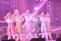 パンダドラゴン、結成5周年の記念日にツアー完走！満員のホールでキッチン舞台にフルコース提供