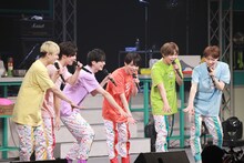 最後の曲を披露する前にヴィーナスとゼウスを巻き込んで円陣を組むパンダドラゴン。（写真提供：株式会社DD）